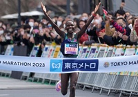 Cô gái châu Phi nặng 45kg vô địch giải chạy nhãn bạch kim Tokyo Marathon 2023