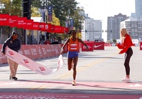 Người phụ nữ thứ hai trong lịch sử chạy marathon dưới 2 giờ 15 phút