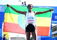 Cô gái Ethiopia phá sâu kỷ lục thế giới chạy 42,195km tại Berlin Marathon 2023