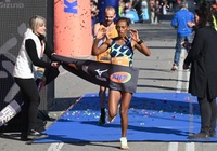 Cô gái khiếm thị chạy bán marathon với thông số đáng kinh ngạc