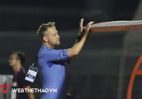 Thua tan nát 3 trận 9 bàn, HLV đội TP HCM nói điều "điên rồ"