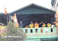 Khán giả Thanh Hóa cổ vũ đội bóng từ... các nhà cao tầng