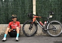 Áo vàng Wout van Aert va chạm với ô tô, chặng 5 Tour de France 2022 diễn ra “hỗn loạn”