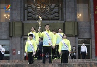 11 tuyển thủ rước đuốc trên đường phố Hà Nội trong Lễ xin lửa SEA Games 31