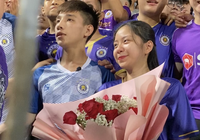 Xúc động màn cầu hôn của CĐV Hà Nội trên khán đài sân Hàng Đẫy