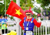 Ông bố 40 tuổi mặc trang phục “Siêu Nấm Mario” chinh phục giải chạy BaDen Mountain Marathon