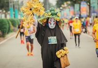 Chàng trai mang hoa hồng, chim, côn trùng tết bằng lá dừa vào màn hóa trang độc lạ ở Bepharco Bến Tre Marathon 2023