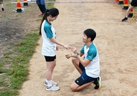 Đi chạy có vợ: Màn cầu hôn dễ thương tại giải chạy marathon Quảng Bình