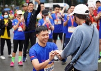 Màn cầu hôn bất ngờ “không kịp phản ứng” siêu dễ thương trên đường chạy quanh Hồ Tây