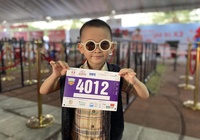 VĐV nhí hào hứng săn giải thưởng lớn tại giải chạy Đất Sen Hồng Marathon 2023 ở Đồng Tháp