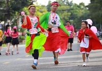 Vui vì được bà con “dòm”, chàng kỹ sư công nghệ tự tin hóa trang khi chạy Đất Sen Hồng Marathon 2023