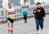 Cô gái vừa đi vừa uống rượu ở giải marathon “gây bão mạng”