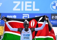 Phá sâu kỷ lục thế giới 30 giây, Eliud Kipchoge tạo ra cột mốc mới cho marathon