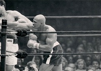 "Nè nhóc, đang trên TV đó!": Cú lừa chuyển bại thành thắng độc nhất vô nhị làng Boxing