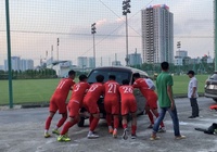 Cầu thủ U22 Việt Nam thị uy sức mạnh bằng cách.... đẩy ô tô