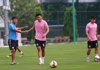 Đoàn Văn Hậu đầy "cơ bắp" khi đứng cạnh đồng đội ở Hà Nội FC