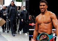 Anthony Joshua cũng chống nạng đi biểu tình