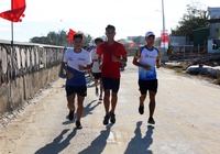 Ứng viên vô địch Tiền Phong Marathon 2020 “dẫn tốc” đàn em tập luyện trên đảo Lý Sơn