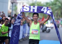 Chàng trai “chạy cố về cưới vợ” đăng quang Giải Marathon Quốc tế Di sản Hạ Long 2022