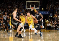 Kevin Durant mở đại tiệc block, Stephen Curry "cù nhây" úp rổ như đánh All-Star