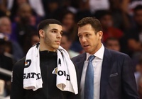 Góc "drama": HLV LA Lakers bị xe của đội bỏ rơi sau trận thua thảm hại?