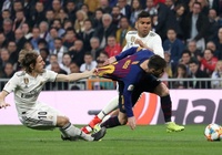 Modric bị "troll" sấp mặt vì hành vi thô thiển với Messi ở Siêu kinh điển
