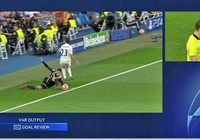 VAR lại gây tranh cãi khi công nhận bàn thắng ra ngoài của Ajax khiến Real ôm hận