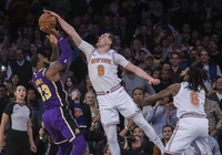 LeBron James cũng phải khen cầu thủ trẻ này sau pha bị block sấp mặt ở những giây cuối