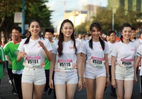 Lạ lẫm Hoa hậu Tiểu Vy chạy bộ cùng VĐV Tiền Phong Marathon 2019