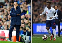 CĐV Chelsea khẩn cầu Sarri làm một điều sau khi Hudson-Odoi làm nên lịch sử ở ĐT Anh