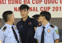 Văn Hoàng bị bảo vệ "hỏi thăm" trong ngày Sài Gòn FC thiết lập kỷ lục