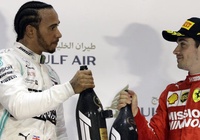 Lewis Hamilton an ủi Charles Leclerc sau chặng đua Bahrain Grand Prix