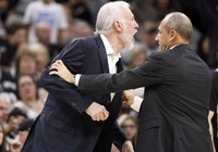 Khó hiểu khi HLV Gregg Popovich bị "tốt nghiệp" khỏi sân chỉ sau 63 giây như một trò đùa