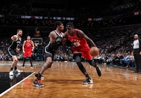Thiếu chốt chặn, Brooklyn Nets bó tay trước Toronto Raptors trong cuộc chiến không cân sức.