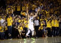 Curry mang 2 chiếc giày khác nhau ở Game 1, fan Warriors nhận ra có gì đó không ổn