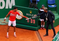 Quăng vợt theo bóng, Novak Djokovic suýt gây họa