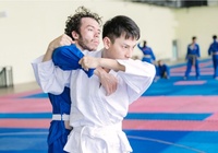 Isaac vào vai vận động viên Judo khiếm thị trong bản Việt của "Anh trai vô số tội"