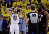 Trong khi Harden than vãn về trọng tài, đây là cách Stephen Curry đối mặt với vấn đề