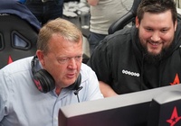 Thủ tướng Đan Mạch Lars Løkke Rasmussen cùng các tuyển thủ eSport Astralis chơi CS:GO
