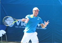 Tay vợt Việt kiều Daniel Nguyễn thi đấu ở giải tennis đồng đội quốc gia