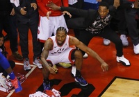 Fan Raptors già trẻ lớn bé như đứng tim trước cú buzzer-beater "ăn rùa" của Kawhi Leonard