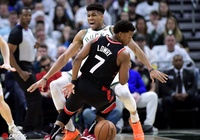 Kyle Lowry "vào zone" nhưng Raptors vẫn bại trước Curry phiên bản trung phong của Bucks