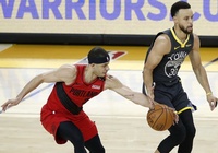 Curry em tỏa sáng, Curry anh thẳng tay dập tắt, đưa Warriors lội ngược dòng ngoạn mục