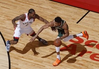 Antetokounmpo "mất tích", Kawhi Leonard nén đau giúp Raptors níu giữ hy vọng