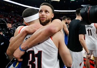 Stephen Curry hé lộ đoạn tin nhắn gửi em trai sau khi phũ phàng quét sạch 4-0 khỏi NBA Playoffs 2019