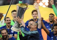 HLV Sarri hé mở tương lai sau khi cùng Chelsea vô địch Europa League