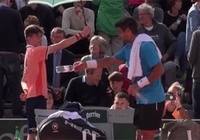 Khán giả tán thưởng cậu bé nhặt bóng vừa dạy cho Fernando Verdasco một bài học