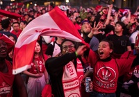 Fan Raptors bắn pháo hoa quấy rối trước khách sạn của Warriors lúc 3 giờ sáng: "Lầy" vậy ai chơi?