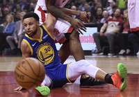 Ném 3 khủng như Stephen Curry: Dù thua Game 1 nhưng vẫn lập kỷ lục NBA