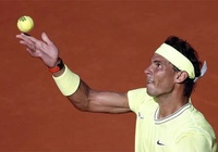 Rafael Nadal thừa nhận đụng camera bị tét đầu